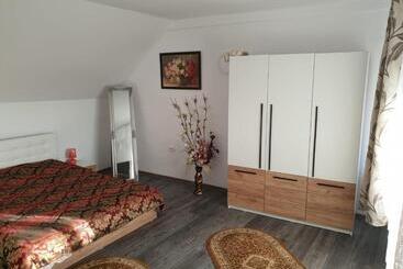 تختخواب و صبحانه Casa Cristea