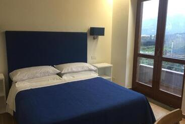 Hotel Bed And Lemons