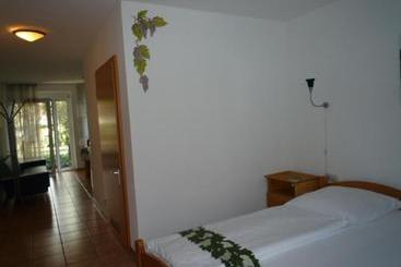 Biozertifiziertes Hotel Höpfigheimer Hof Mit Wein Shop