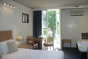 Parkwood Motel & Apartments