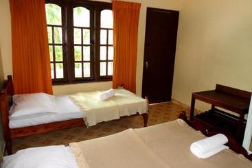 בית מלון כפרי Brookside Resort By Earl S