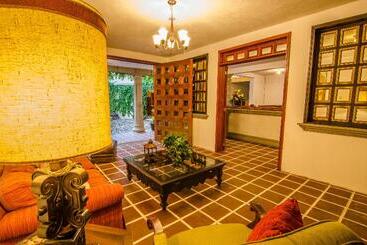 هتل El Carmen Suites