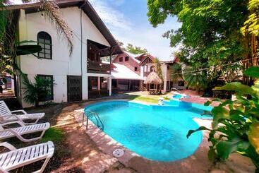 هتل The Lotus Garden