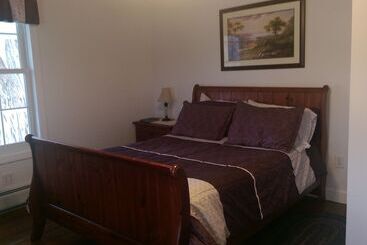 Locust Tree Bed And Breakfast Llc