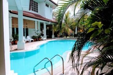 Pensão Rumah Putih Near Klia & Xiamen University