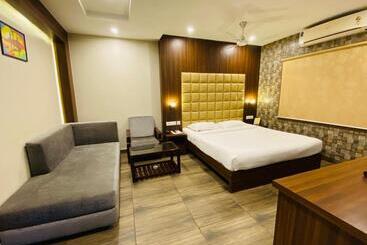 Hotel Saluja Residency