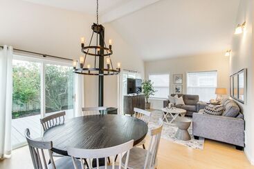 بيت ريفى Airy Coastal Escape W/ Deck   Steps To Beach!