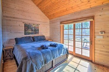 Сельский дом Authentic North Fork Cabin W/ Dock & Private Deck!