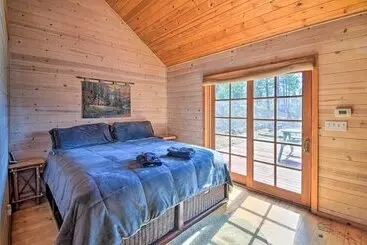 Mökkimajoitus Authentic North Fork Cabin W/ Dock & Private Deck!