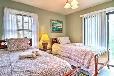 Mökkimajoitus Breathtaking Brevard Home W/ Screened Porch!