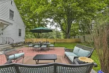 Mökkimajoitus Historic Essex Home W/ Large Yard Near Downtown!