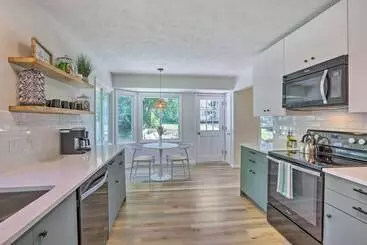 Mökkimajoitus Modern Boho Gem: Yard + 10 Mi To Baxter Arena