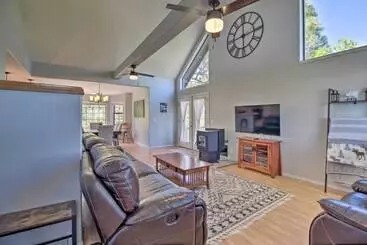 Mökkimajoitus Modern Show Low Retreat W/ Deck & Mtn Views!