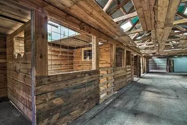 Mökkimajoitus Rural Pine River Cabin: Snowmobile + Snowshoe