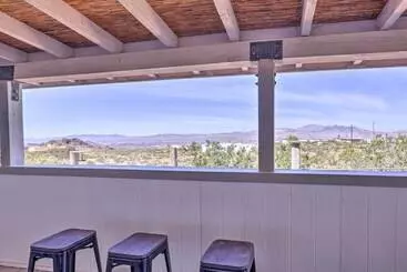 کلبه Rustic Bullhead City Retreat W/ Porch & Views