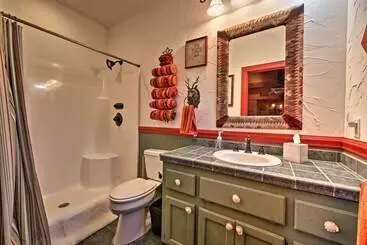 Mökkimajoitus Spacious Waterfront Retreat W/ Dock & Hot Tub