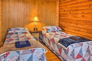 별장 Underwood Home W/ 40 Acres: Fire Pit, Private Lake