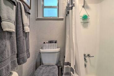 بيت ريفى Candler Cabin W/ Deck & Mount Pisgah Views!