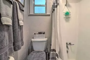 Mökkimajoitus Candler Cabin W/ Deck & Mount Pisgah Views!