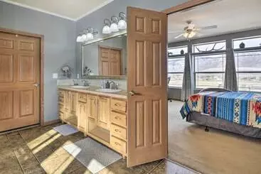 کلبه Charming Cody Vacation Home W/ Mtn Views!