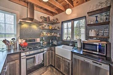 Charming Cottage W/ Yard 2 Mi To Tinker St!