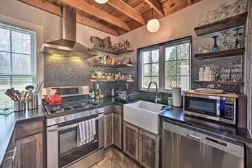 Charming Cottage W/ Yard   2 Mi To Tinker St!