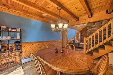 Mökkimajoitus Cozy Family Friendly Pine Grove Cabin W/ Fire Pit!
