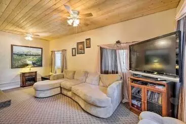 کلبه 4 Mi To Rainbow Lake: Peaceful Home W/ Deck