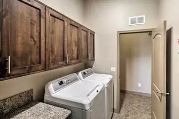 Mökkimajoitus Lake Havasu Home W/pool, Hot Tub & Lake Views