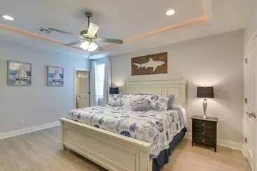 Mökkimajoitus Luxe Home W/ Deck In Crystal Beach!