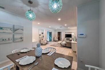 بيت ريفى Mid Mod Coastal Home W/ Pool ~ 1 Mile To Beach