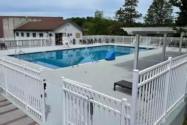 コテージ Modern Chic Athens Home   Fish, Ski & Swim!