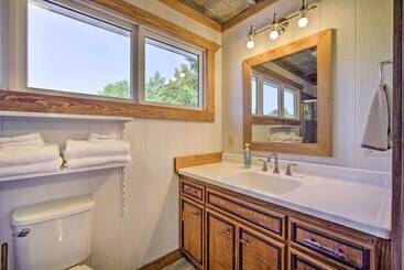 Сельский дом River Bend Lodge  Heflin Home In The Woods!