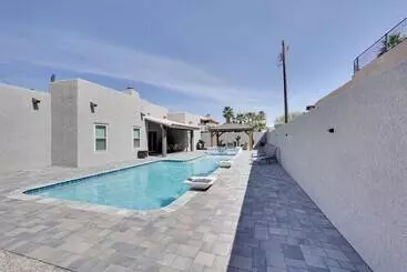 Mökkimajoitus Pet Friendly Lake Havasu Home W/ Hot Tub & Pool
