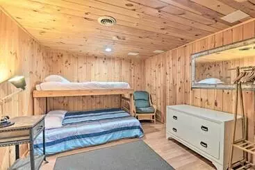 Hus på landet Warrensburg Cabin W/ Hot Tub: 15 Mi To Lake George