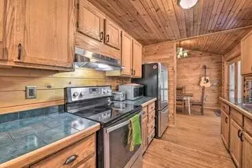 Mökkimajoitus Cozy Blue Ridge Mountain Cabin On 18 Acre Lot