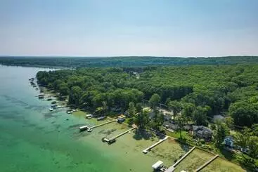 Landhus Higgins Lake House & Bunkhouse With Private Dock!