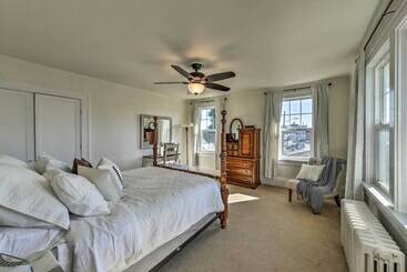 کلبه Waterfront Port Angeles Home W/ Harbor Views