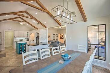 بيت ريفى Idyllic Lakefront Retreat W/ Dock & Boat House!