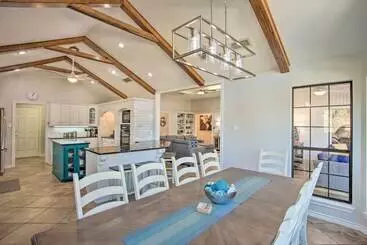 コテージ Idyllic Lakefront Retreat W/ Dock & Boat House!