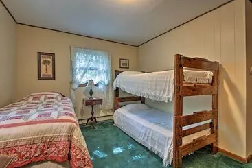 コテージ Deck & Big Boulder Views: Lake Harmony House!