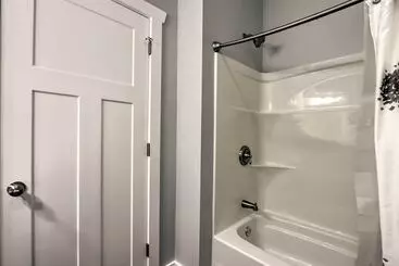 Mökkimajoitus Boat Dock & Fire Pit: Luxe Osage Beach Lake House!