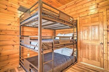 קוטג'' Mountain Pool Lodge Sevierville Cabin W/ Hot Tub