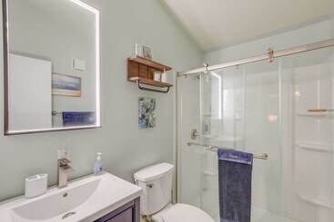 بيت ريفى Mountaintop Mars Hill Cabin W/ Wraparound Deck!