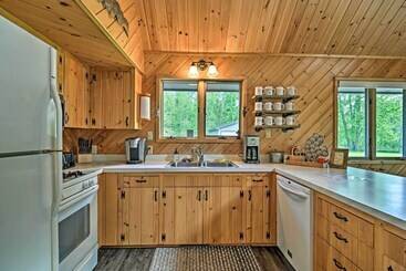 Vidéki Ház Riverfront Traverse City Cabin Near Snowmobiling!