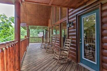 Mökkimajoitus Sevierville Cabin W/ Games, Hot Tub & 4 King Beds!