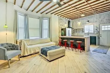 کلبه Stylish Newark Home W/ Deck < 14 Mi To Nyc!