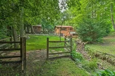Vintage Creekside Cottage W/ Hot Tub & Grill!
