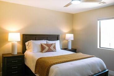 茅舍 Arizona Family Retreat W/ Pool & Hot Tub!