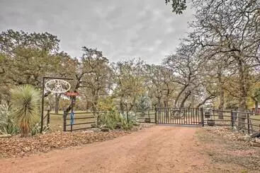 August Schmidt  Fredericksburg Cottage W/ Hot Tub